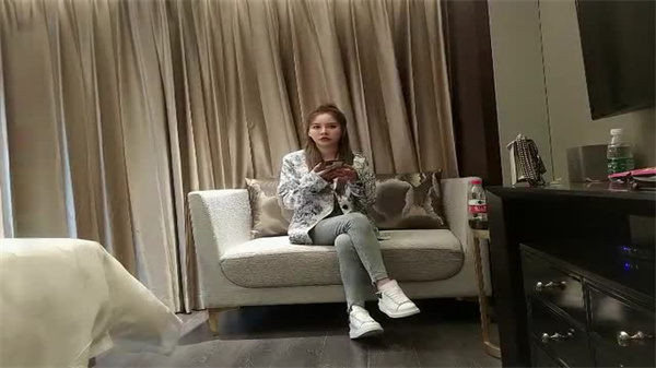 【直男收割机】高马尾网红辣妹牛仔裤性感实录 修长美腿勾人姿势 小哥哥看完硬到爆炸