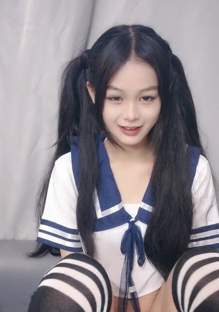 双马尾萌妹情趣制服诱惑！翘起娇臀特写，跳蛋震小穴 震动棒双插，高潮喷水娇喘连连！