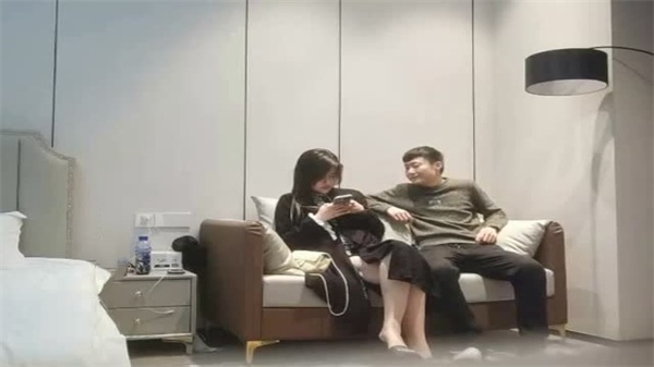 利哥探花 肤白如雪极品巨乳骚妹任君采撷